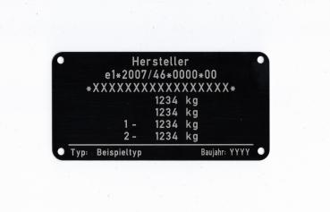 Var.15 Typenschild für die Fahrzeugklasse O1 und O2, beschriftet mit den Zusatzangaben Typ und Baujahr